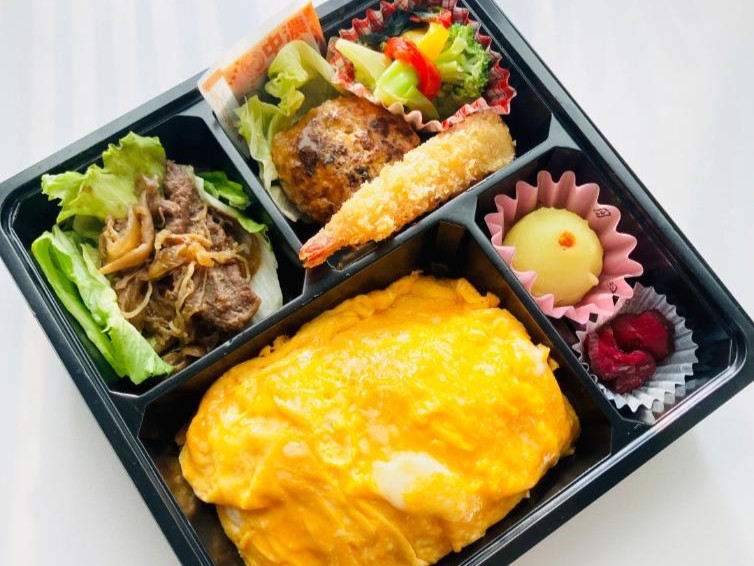 和牛ハンバーグと和牛すき焼煮＆エビフライのオムライス弁当