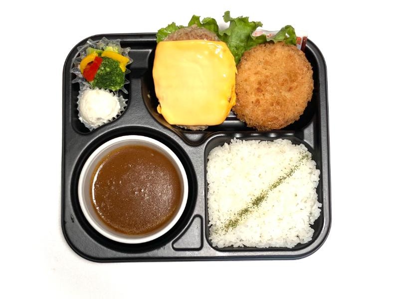 チーズハンバーグと大きなメンチカツの特製カレー