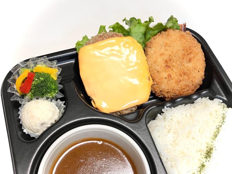 チーズハンバーグと大きなメンチカツの特製カレー