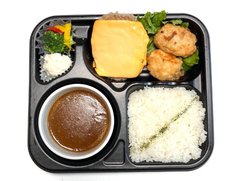 チーズハンバーグと若鶏の唐揚げ特製カレー