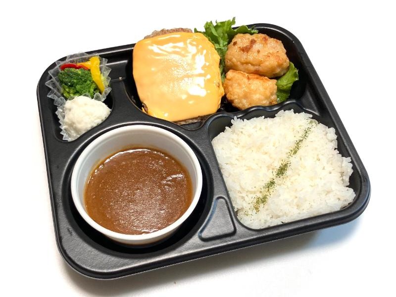 チーズハンバーグと若鶏の唐揚げ特製カレー