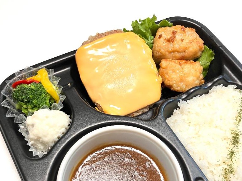 チーズハンバーグと若鶏の唐揚げ特製カレー