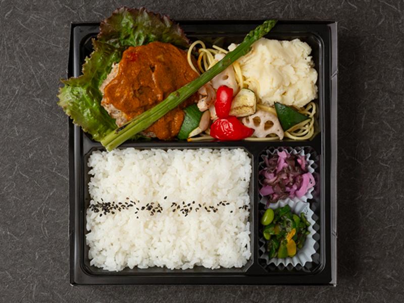 キーマカレーバーグとグリル野菜