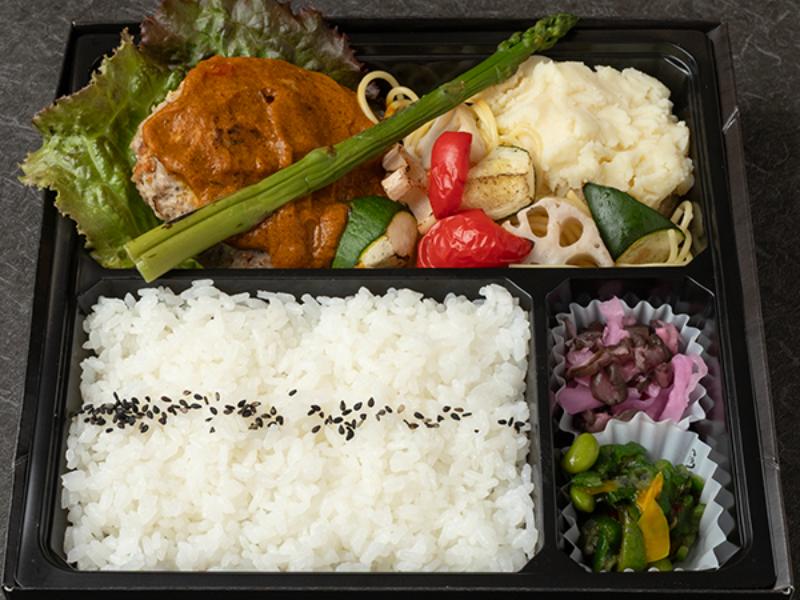 キーマカレーバーグとグリル野菜