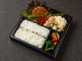 キーマカレーバーグとシーフード＆シーザーサラダ