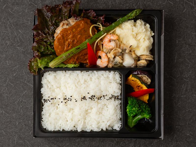 キーマカレーバーグとシーフード＆シーザーサラダ