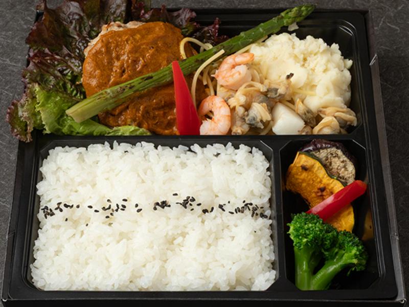 キーマカレーバーグとシーフード＆シーザーサラダ