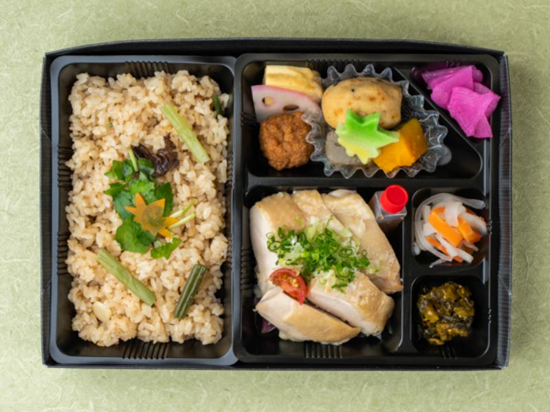 蒸し鶏もものネギ塩ゴマダレ弁当