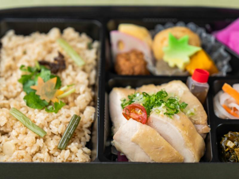 蒸し鶏もものネギ塩ゴマダレ弁当