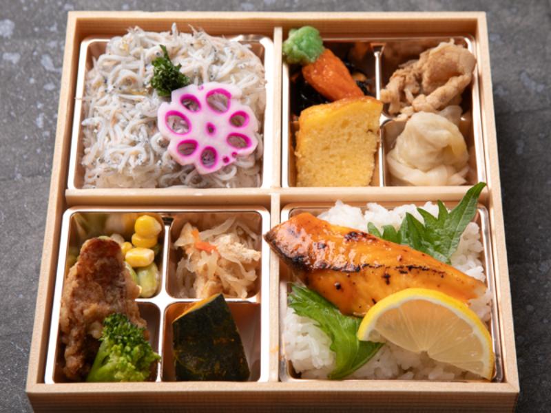 贅沢彩り御膳〜銀鮭のみそ焼きとしらす〜