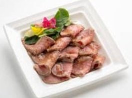 厳選ミスジ肉のローストビーフ〜ベビーリーフ添え〜