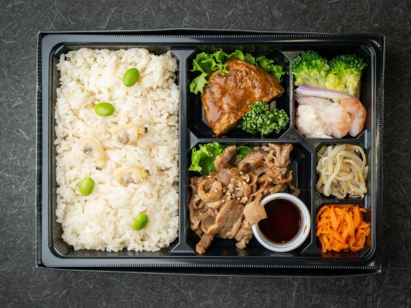 生だれ牛カルビ焼肉とデミグラスソースハンバーグ