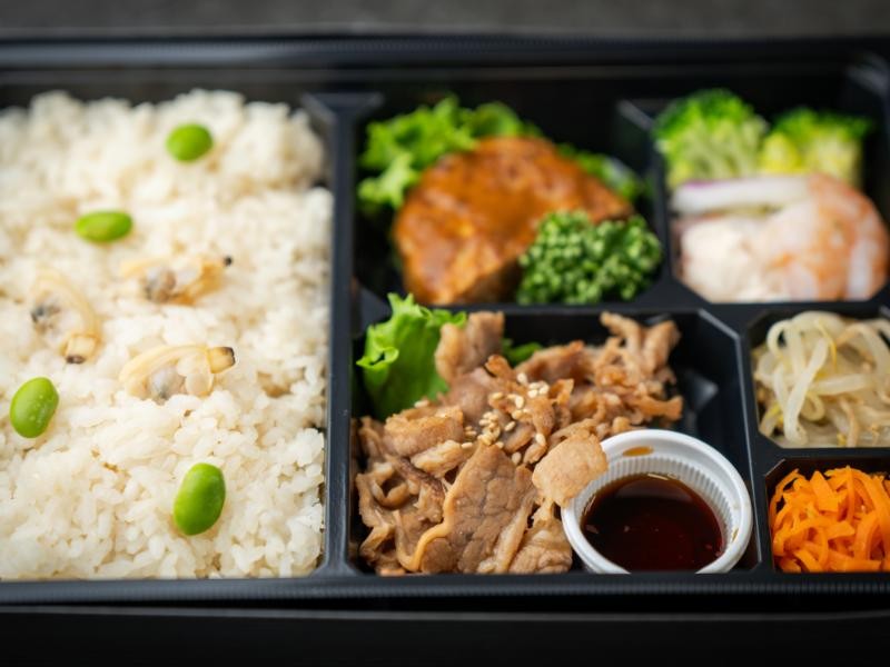 生だれ牛カルビ焼肉とデミグラスソースハンバーグ