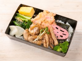 三元豚と淡路産玉葱の生姜焼きと５種の総菜海苔弁当