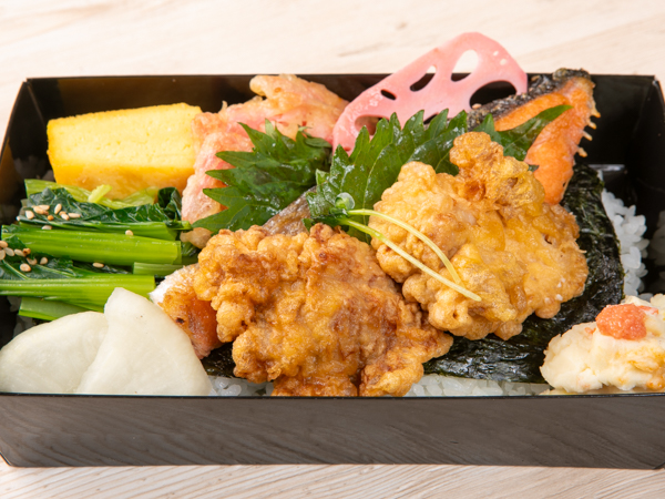 田舎風鶏唐揚げと銀鮭塩焼きの海苔弁当