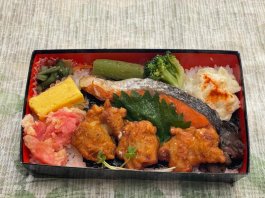 紅鮭と鶏もも肉唐揚げの海苔弁当