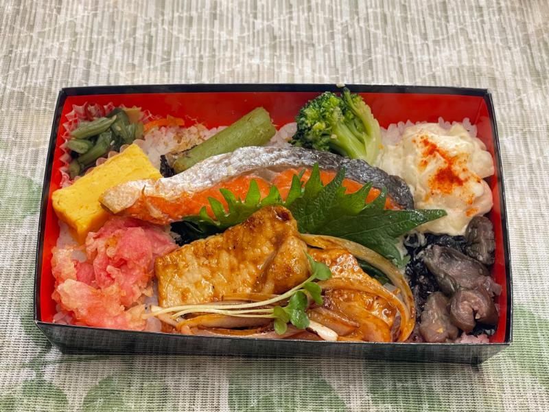 紅鮭と豚ロース生姜焼きの海苔弁当