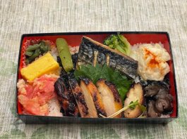 極上ノルウェー産鯖と鶏もも蜂蜜焼きの海苔弁当
