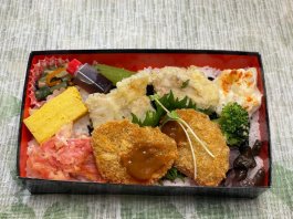 厳選鶏もも肉とり天と豚ロースヘレカツの海苔弁当