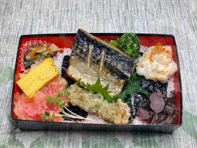 極上ノルウェー産鯖と季節の彩りお惣菜の茜海苔弁
