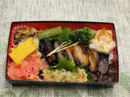 厳選鶏もも肉蜂蜜焼きと季節の彩りお惣菜の茜海苔弁