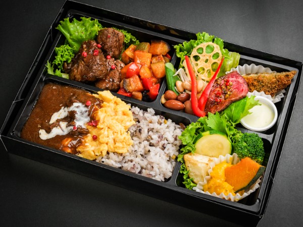 トリュフ醤油で頂くサイコロステーキ＆和牛デミのオムライス