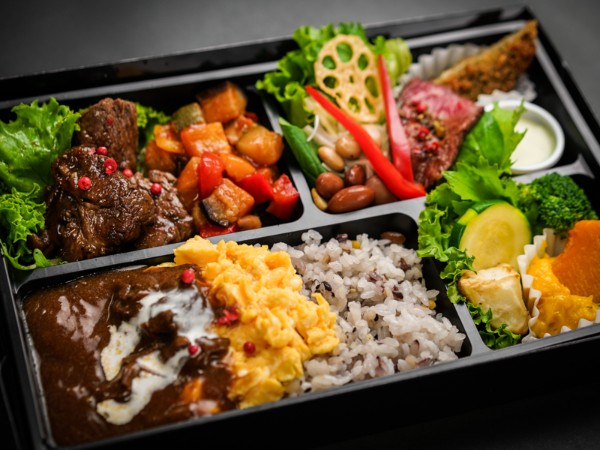 トリュフ醤油で頂くサイコロステーキ＆和牛デミのオムライス