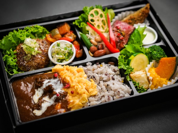 和牛デミのオムライスと柑橘香るネギソースのハンバーグ