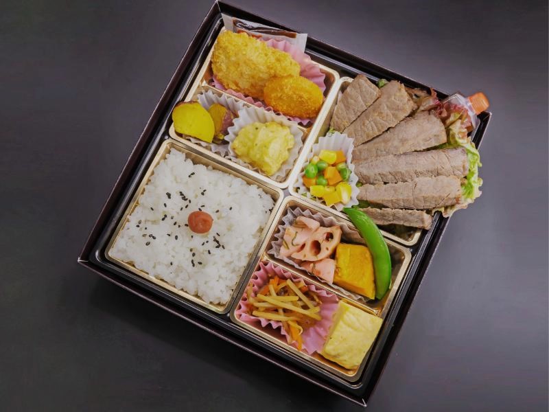 特選黒毛和牛ステーキとフライ弁当　楓（かえで）