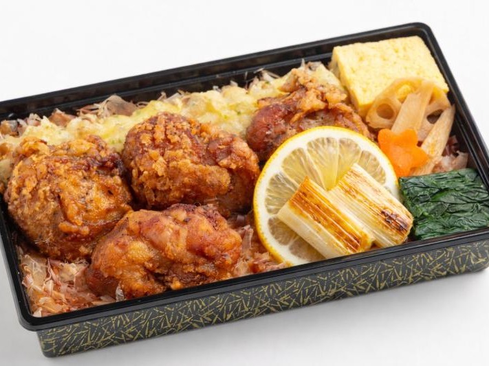 鶏の唐揚げと削り節の鰹節弁当