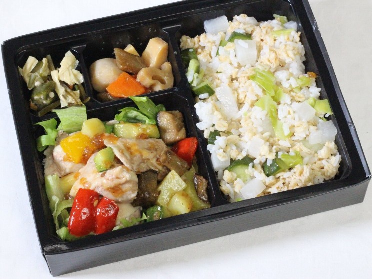 「蒸し若鶏と地中海野菜」サラダご飯幕ノ内