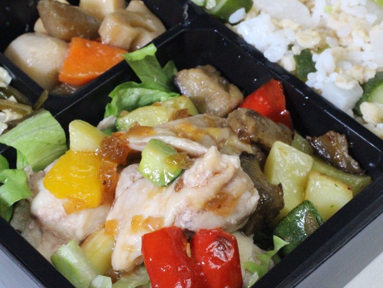 「蒸し若鶏と地中海野菜」サラダご飯幕ノ内