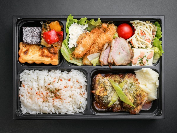 鶏もも肉の香草パン粉焼き自家製トマトソース