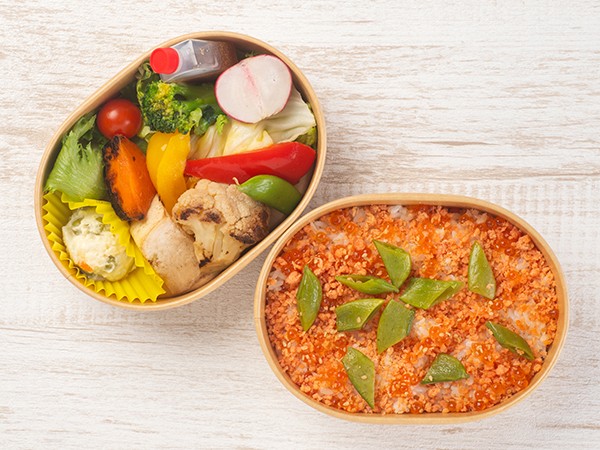 鮭フレークとイクラのわっぱ飯2段弁当