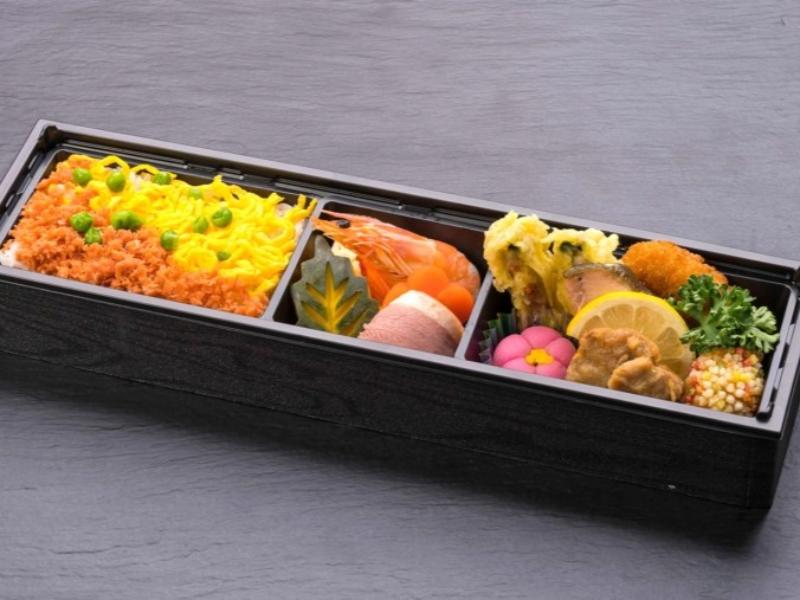 鮭ごはんの彩り弁当