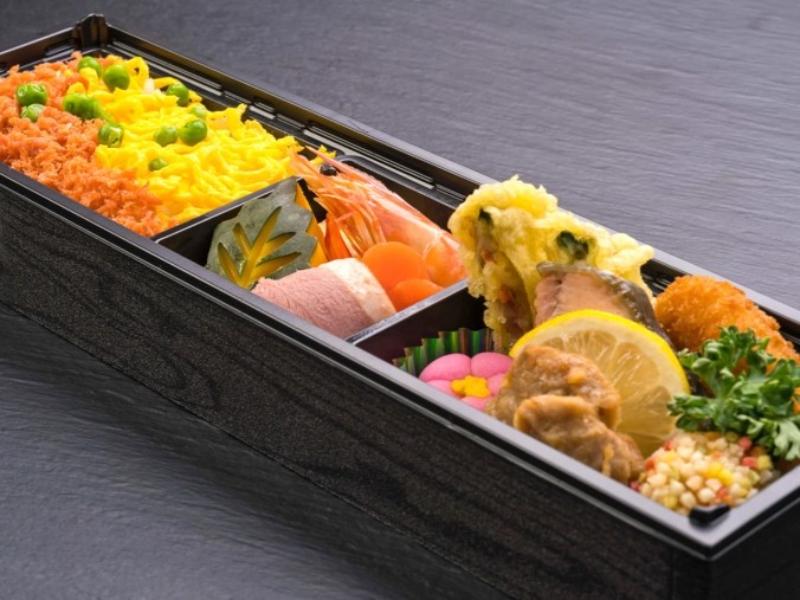 鮭ごはんの彩り弁当
