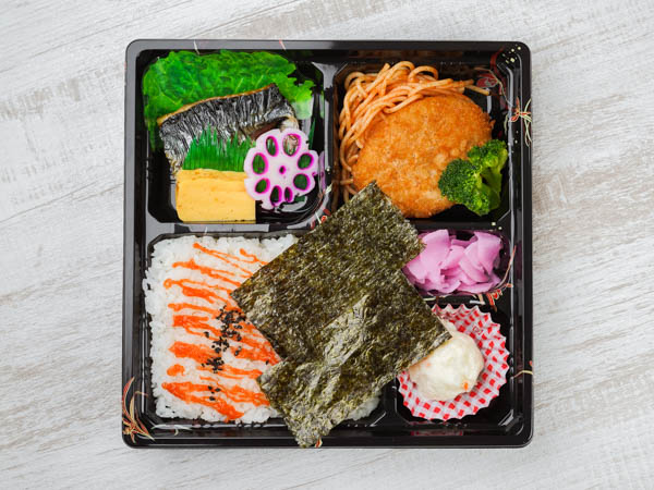 鯖の塩焼き＆ミートコロッケ弁当