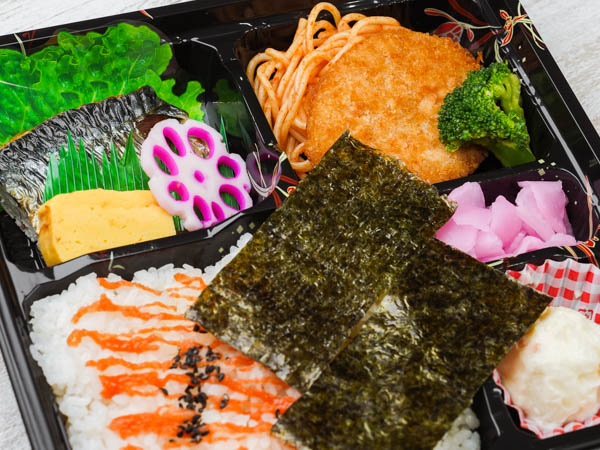 鯖の塩焼き＆ミートコロッケ弁当