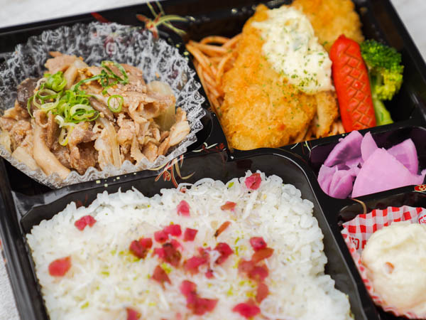 豚の生姜焼き＆白身フライタルタルソース弁当