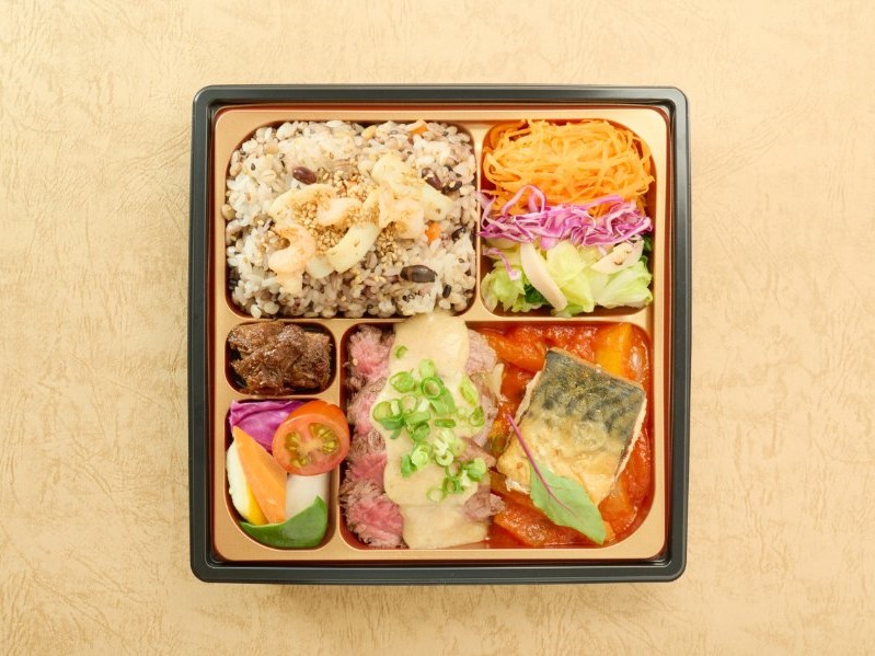 牛赤身と鯖のポワレ 魚介類の炊き込みご飯 バーニャカウダ