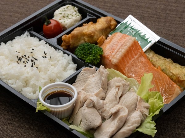 鶏胸肉の酒蒸しと鮭御膳