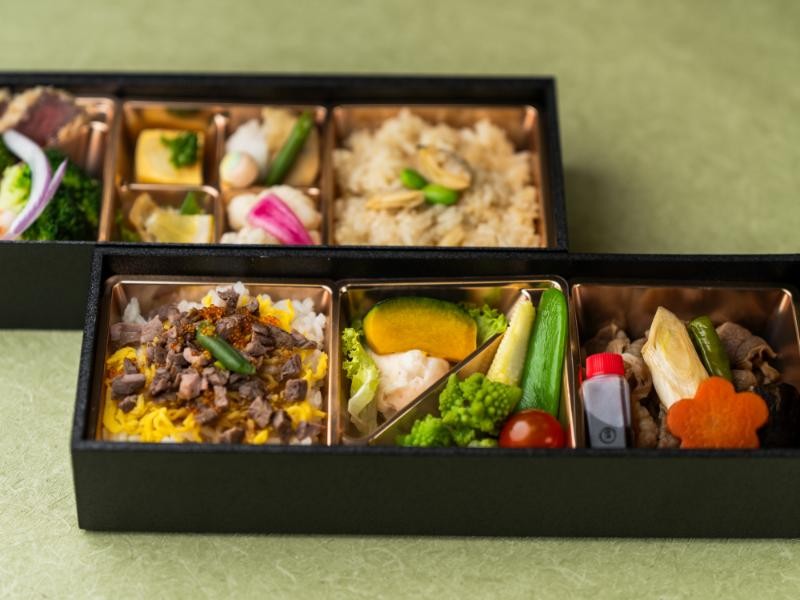 黒毛和牛のカツレツと特撰牛すき焼きの季節二段御膳