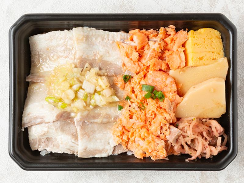 銀鮭ほぐしとネギ塩豚カルビ重