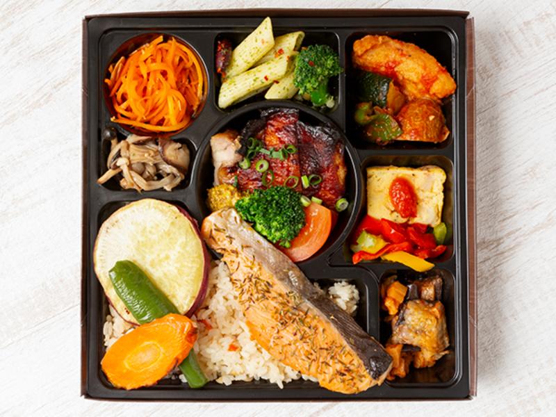 グリルチキン×鮭の香草焼き洋風ＤＸ弁当