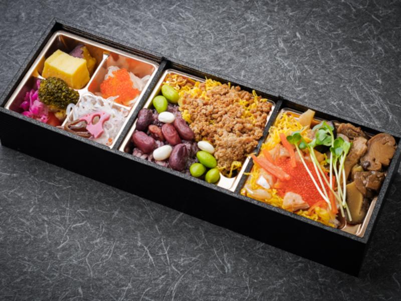 鶏そぼろと鮭ちらし彩豆と四種のお米弁当