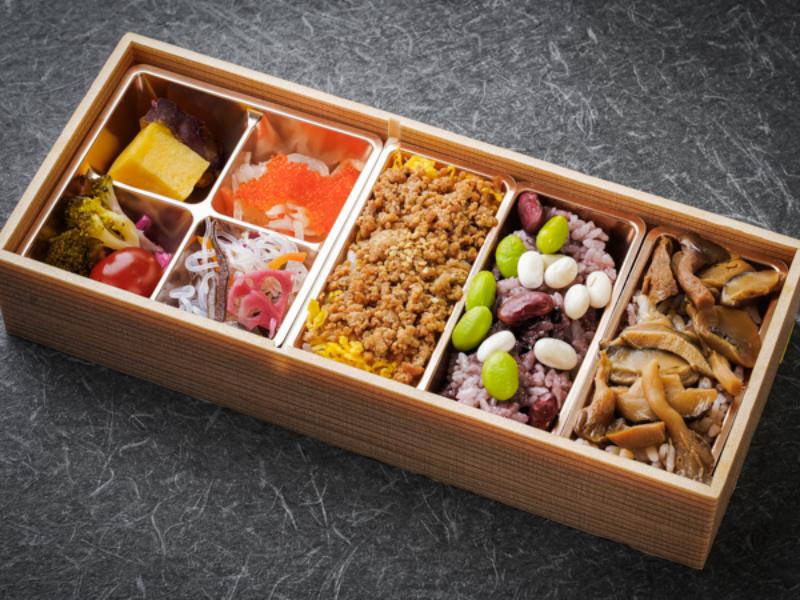 彩りおかずと3種のお米の弁当