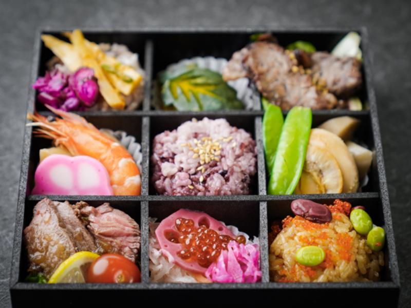 牛ランプステーキとカルビ焼彩おかずと三種のお米の極み弁当