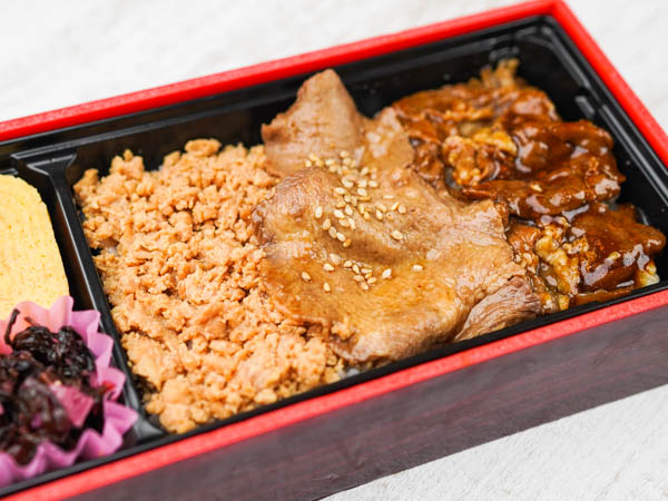 たれ焼き牛たんと牛カルビ＆鶏そぼろ弁当