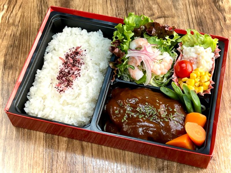 黒毛和牛ハンバーグと彩り野菜サラダ付き