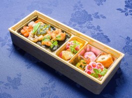 【280mlペット茶付き】特選若鶏の富田秘伝ダレ照り焼き高級海苔弁当と7種の副菜【彩り御膳】